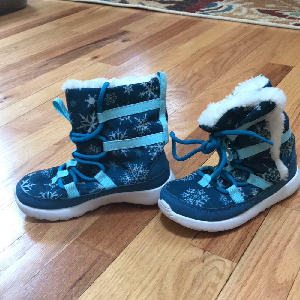 Nike Roshe One toddler sneakerboot.